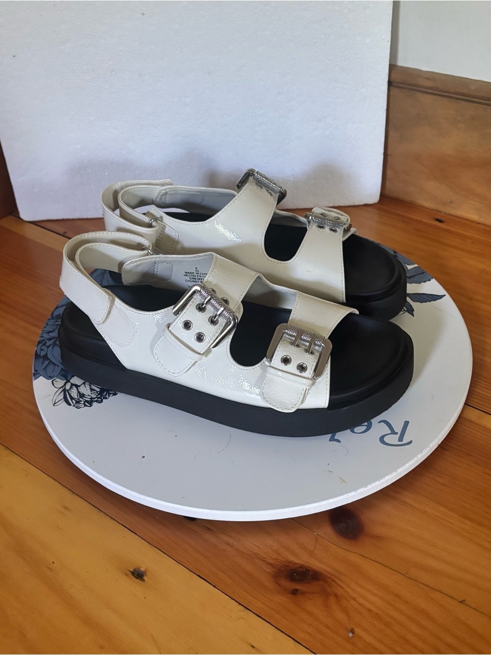 Old Navy Bone Chunky Buckle Platform Sandals Size 8